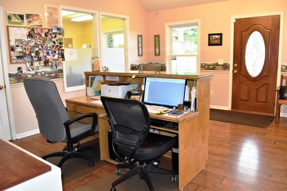 Bed & Biscuit: 153 Fence Ln, Crossville, TN 38571